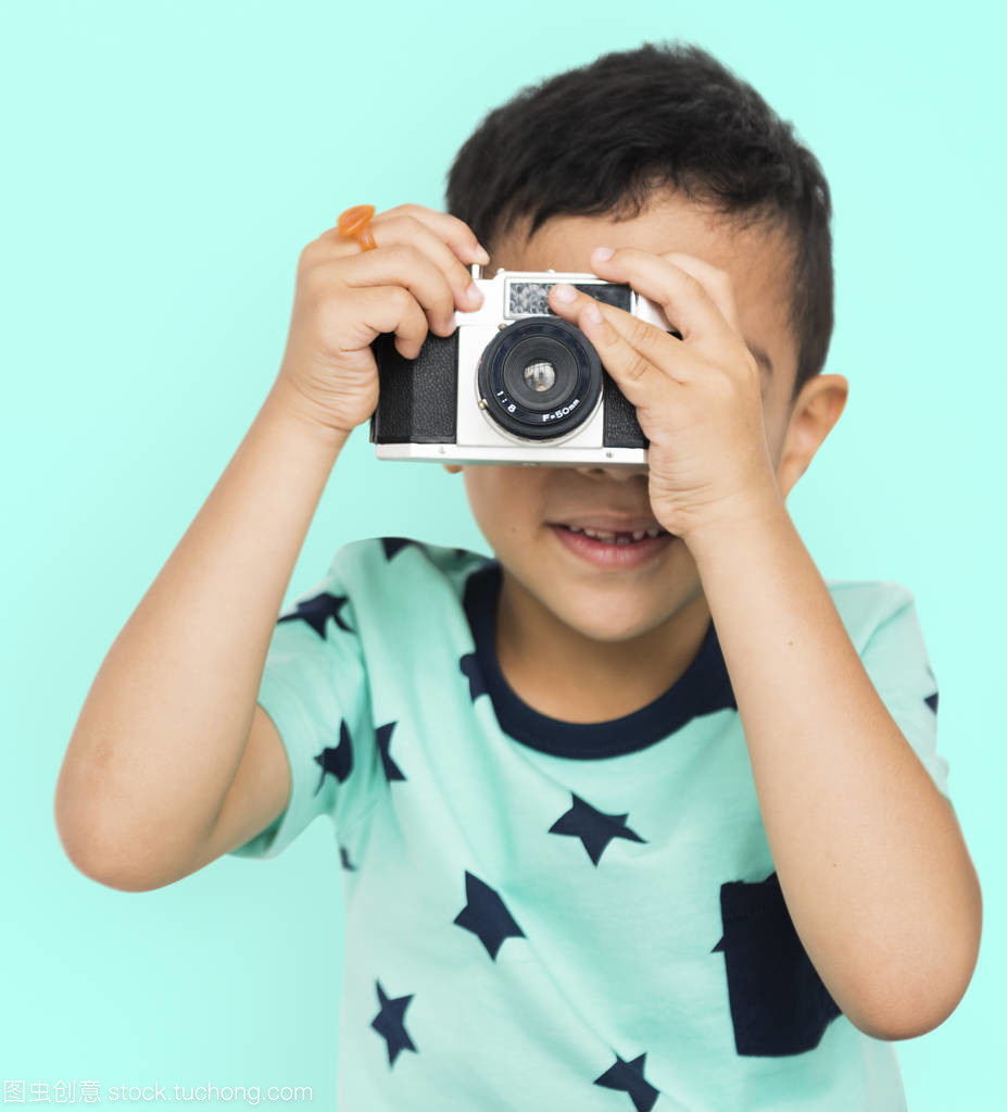 镜头里的童年 男孩与相机的合影时光