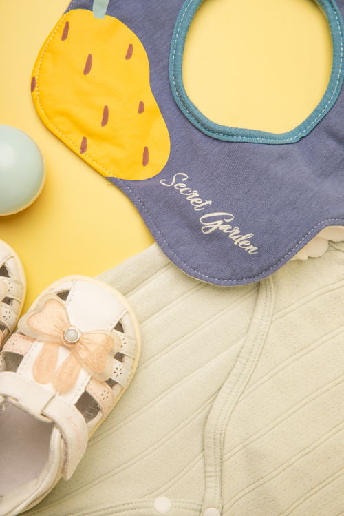 用镜头定格纯真 儿童鞋、玩具与围兜的母婴用品摄影指南